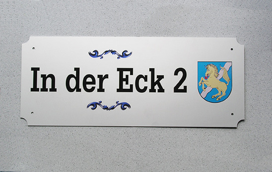Firmenschild als Straßenschild