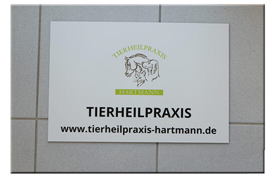 Firmenschild Alu-SchiBond® weiss mit UV-Digitaldruck