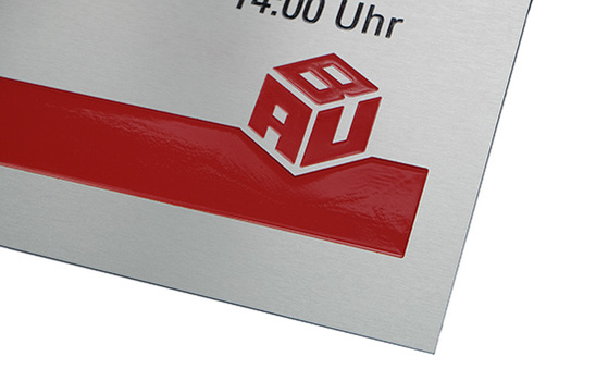 Detail aus Gravurschild Alu silber mit rotem Lack ausgelegt