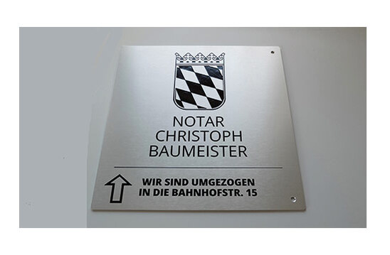 Firmenschild aus Alu silber matt mit Gravur 