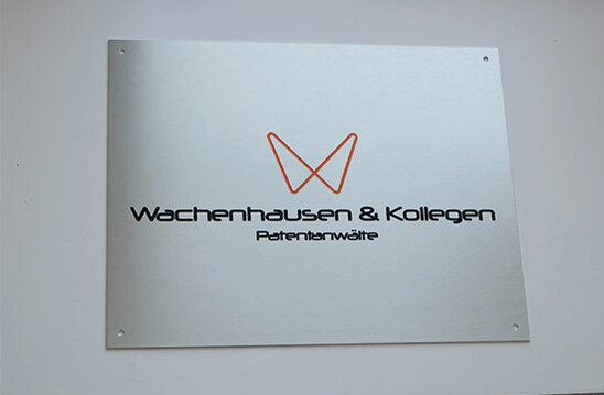 Firmenschild Alu silber matt mit Gravur 2-farbig