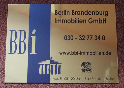Firmenschild Messing poliert und lackiert mit UV-Digitaldruck bedruckt