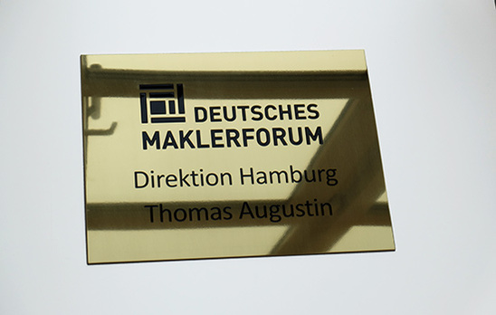 Firmenschild Messing poliert und lackiert