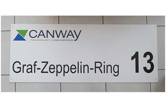 Firmenschild mit Straßenangabe Alu-SchiBond® weiss