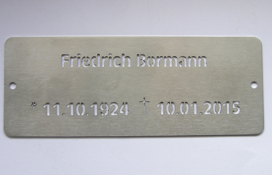Edelstahlschild mit durchgelaserten Buchstaben