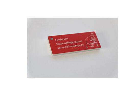 Anh&auml;nger Kunststoff rot-weiss mit Gravur