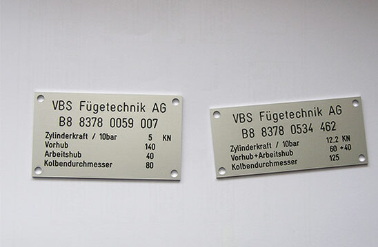 Gravierte Alu Schilder mit Wechseltexten