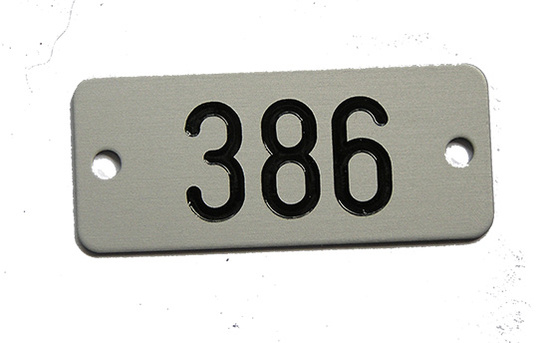 Industrieschilder graviert aus Aluminium silber matt