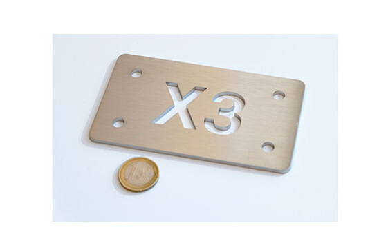 Edelstahlschild mit Text ausgelasert