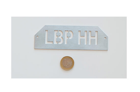 Schild aus Edelstahl, Sonderform und Text ausgelasert